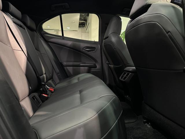 ＵＸ ＵＸ３００ｅ　バージョンＣ　ディーラー記録簿Ｒ３．Ｒ４．Ｒ５．Ｒ６．Ｒ７有　ブラインドスポット　ハンズフリーパワーバックドア地デジ　マークレビンソン　シートヒーター＆エアコン　ステアリングヒーター　パワーシート　ナノイー（25枚目）