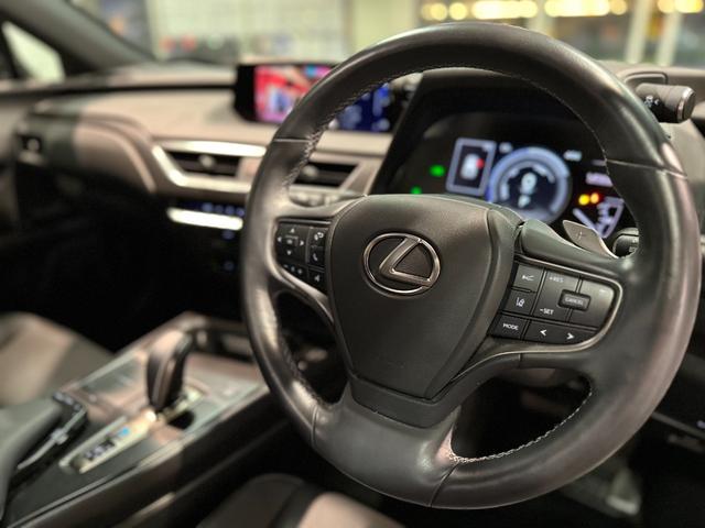 ＵＸ ＵＸ３００ｅ　バージョンＣ　ディーラー記録簿Ｒ３．Ｒ４．Ｒ５．Ｒ６．Ｒ７有　ブラインドスポット　ハンズフリーパワーバックドア地デジ　マークレビンソン　シートヒーター＆エアコン　ステアリングヒーター　パワーシート　ナノイー（26枚目）