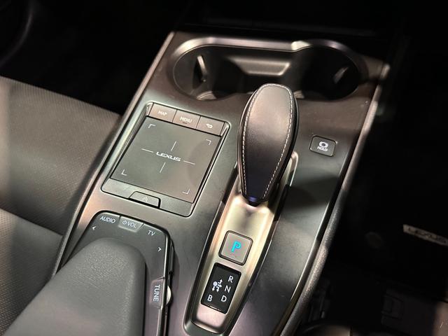 ＵＸ ＵＸ３００ｅ　バージョンＣ　ディーラー記録簿Ｒ３．Ｒ４．Ｒ５．Ｒ６．Ｒ７有　ブラインドスポット　ハンズフリーパワーバックドア地デジ　マークレビンソン　シートヒーター＆エアコン　ステアリングヒーター　パワーシート　ナノイー（39枚目）