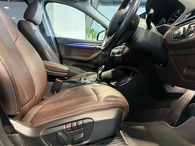 X1 xDrive 18d xライン ハイラインPKG モカレザー 木目調インパネ シートヒーター ACC パワーバックドア(フットオープナー) 1オーナー バックカメラ 前後ドラレコ ディーラー整備記録簿付 R4/5/6/7 スペアキー(20枚目)