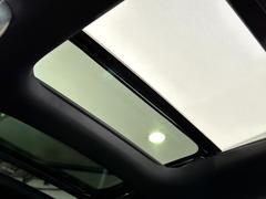 パノラミックスライディングルーフは開放感があり、日の光を入れると車内が明るくなります。 6