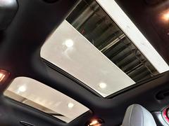 パノラミックスライディングルーフは開放感があり、日の光を入れると車内が明るくなります。 6