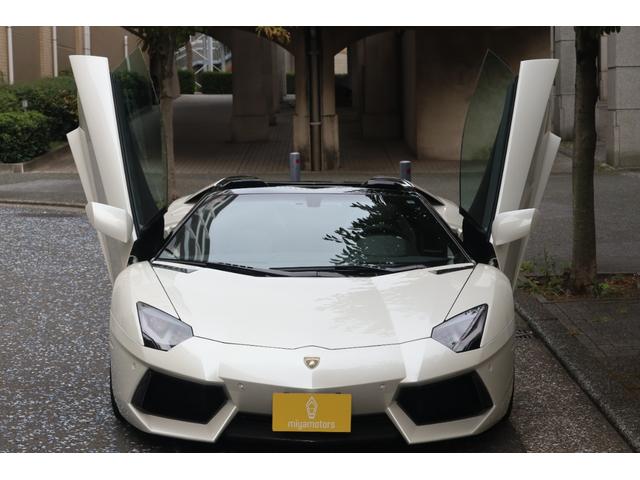 アヴェンタドール LP700-4ロードスター ディーラー車 左ハンドル フロントリフター 純正20インチ鍛造アルミホイール カーボンブレーキ ブラックキャリパー カーボンフロントスポイラー カーボンサイドエアダクト カーボンリアディフューザー(3枚目)