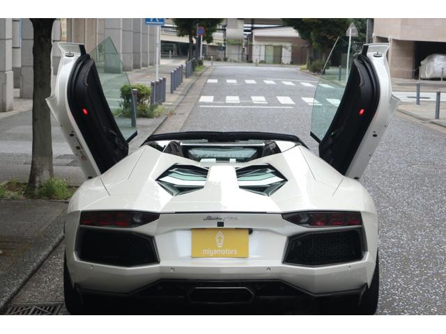 アヴェンタドール LP700-4ロードスター ディーラー車 左ハンドル フロントリフター 純正20インチ鍛造アルミホイール カーボンブレーキ ブラックキャリパー カーボンフロントスポイラー カーボンサイドエアダクト カーボンリアディフューザー(5枚目)