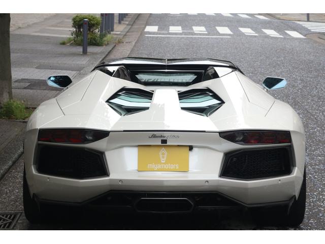 アヴェンタドール LP700-4ロードスター ディーラー車 左ハンドル フロントリフター 純正20インチ鍛造アルミホイール カーボンブレーキ ブラックキャリパー カーボンフロントスポイラー カーボンサイドエアダクト カーボンリアディフューザー(6枚目)