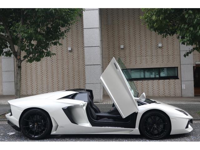 アヴェンタドール LP700-4ロードスター ディーラー車 左ハンドル フロントリフター 純正20インチ鍛造アルミホイール カーボンブレーキ ブラックキャリパー カーボンフロントスポイラー カーボンサイドエアダクト カーボンリアディフューザー(7枚目)