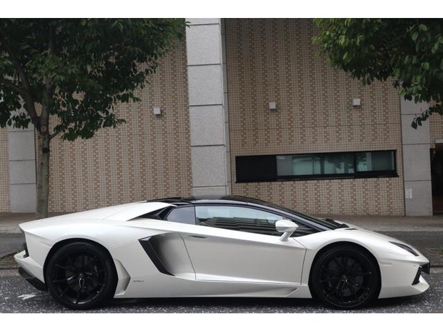 アヴェンタドール LP700-4ロードスター ディーラー車 左ハンドル フロントリフター 純正20インチ鍛造アルミホイール カーボンブレーキ ブラックキャリパー カーボンフロントスポイラー カーボンサイドエアダクト カーボンリアディフューザー(8枚目)