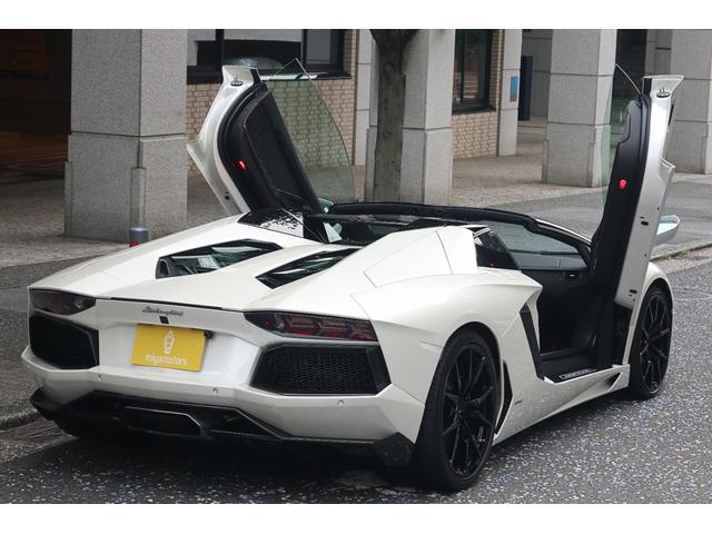アヴェンタドール LP700-4ロードスター ディーラー車 左ハンドル フロントリフター 純正20インチ鍛造アルミホイール カーボンブレーキ ブラックキャリパー カーボンフロントスポイラー カーボンサイドエアダクト カーボンリアディフューザー(9枚目)