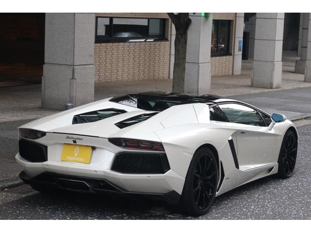 アヴェンタドール LP700-4ロードスター ディーラー車 左ハンドル フロントリフター 純正20インチ鍛造アルミホイール カーボンブレーキ ブラックキャリパー カーボンフロントスポイラー カーボンサイドエアダクト カーボンリアディフューザー(10枚目)