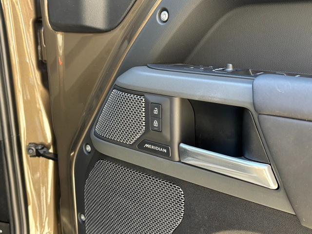 ディフェンダー １１０Ｘ－ダイナミックＳＥ　Ｄ３００　ゴンドワナストーン　純正サテンプロテクション　電子制御エアサスペンション　ブラックエクステリア　プライバシーガラス　クロスカービーム　パノラミックビューモニター　ブラインドスポットモニター（20枚目）