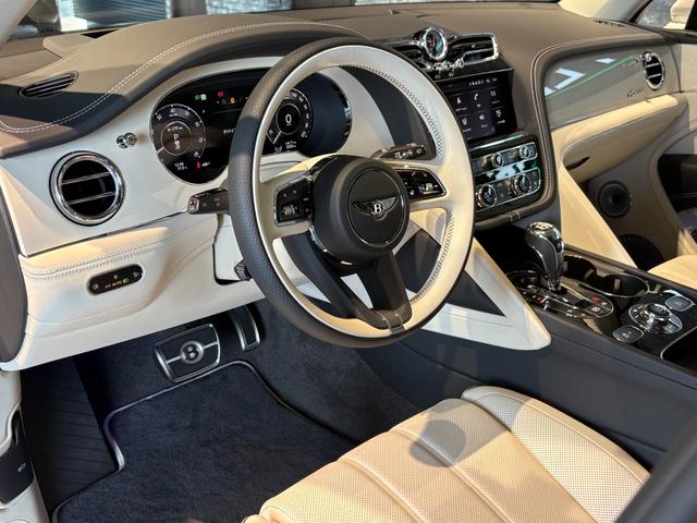 ベンテイガ 　ＯＰ８１９　ベンテイガスタイリングスペック　エアラインシートスペック　Ｂａｎｇ　＆Ｏｌｕｆｓｅｎ　ブラックラインスペック　フェイシア　ドアウエストレール　ピアノリネン　２２インチ　エンターテインメント（8枚目）