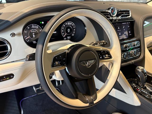 ベンテイガ 　ＯＰ８１９　ベンテイガスタイリングスペック　エアラインシートスペック　Ｂａｎｇ　＆Ｏｌｕｆｓｅｎ　ブラックラインスペック　フェイシア　ドアウエストレール　ピアノリネン　２２インチ　エンターテインメント（9枚目）