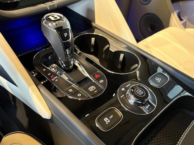 ベンテイガ 　ＯＰ８１９　ベンテイガスタイリングスペック　エアラインシートスペック　Ｂａｎｇ　＆Ｏｌｕｆｓｅｎ　ブラックラインスペック　フェイシア　ドアウエストレール　ピアノリネン　２２インチ　エンターテインメント（10枚目）