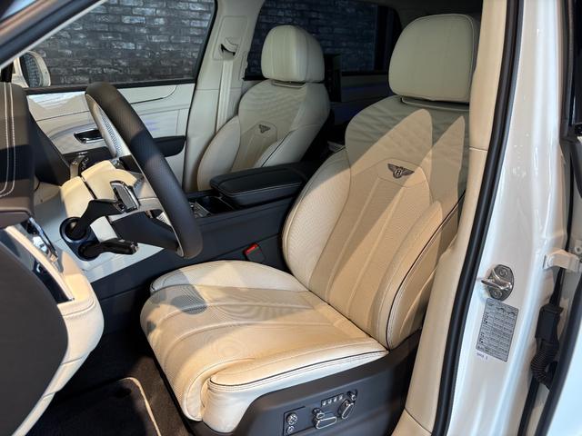 ベンテイガ 　ＯＰ８１９　ベンテイガスタイリングスペック　エアラインシートスペック　Ｂａｎｇ　＆Ｏｌｕｆｓｅｎ　ブラックラインスペック　フェイシア　ドアウエストレール　ピアノリネン　２２インチ　エンターテインメント（14枚目）