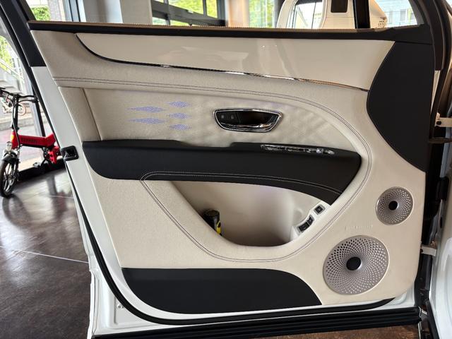 ベンテイガ 　ＯＰ８１９　ベンテイガスタイリングスペック　エアラインシートスペック　Ｂａｎｇ　＆Ｏｌｕｆｓｅｎ　ブラックラインスペック　フェイシア　ドアウエストレール　ピアノリネン　２２インチ　エンターテインメント（21枚目）