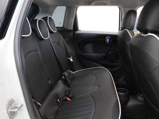 ＭＩＮＩ クーパーＳＤ　認定中古車　２年保証　１７インチＡＷ　デジタルメーター　アクティブクルーズコントロール　ヘッドアップディスプレイ　衝突軽減　ＬＥＤヘッドライト　リヤカメラ　コンフォートアクセス　社外シートカバー（13枚目）