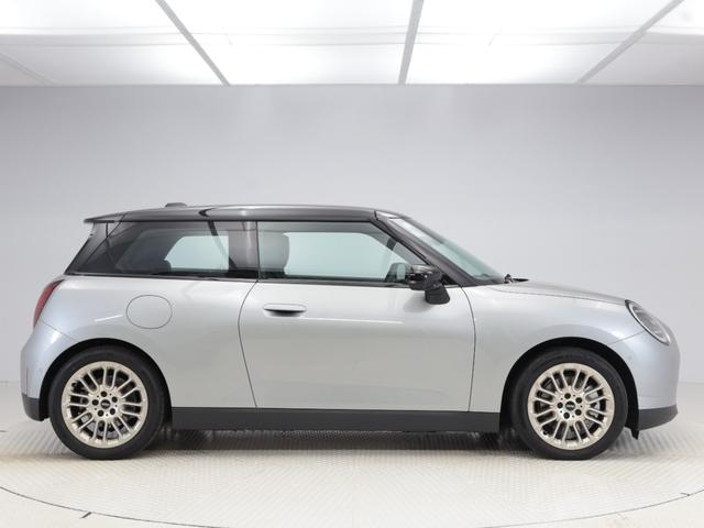 ＭＩＮＩ クーパーＳＥ　フェイバリット・トリム　認定中古車　２年保証　ＦＡＶＯＲＥＤトリム　ナイトシェードブルー内装　１７インチＡＷ　ヘッドアップディスプレイ　全周囲カメラ　アクティブクルーズコントロール　衝突軽減　車線逸脱　ステアリングヒーター（6枚目）