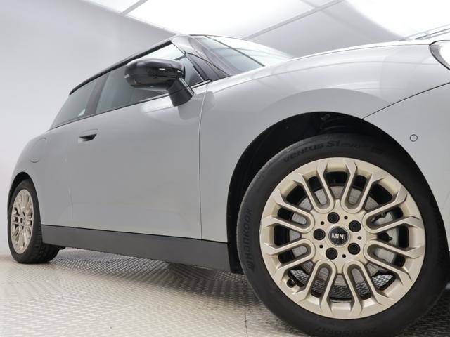 ＭＩＮＩ クーパーＳＥ　フェイバリット・トリム　認定中古車　２年保証　ＦＡＶＯＲＥＤトリム　ナイトシェードブルー内装　１７インチＡＷ　ヘッドアップディスプレイ　全周囲カメラ　アクティブクルーズコントロール　衝突軽減　車線逸脱　ステアリングヒーター（24枚目）