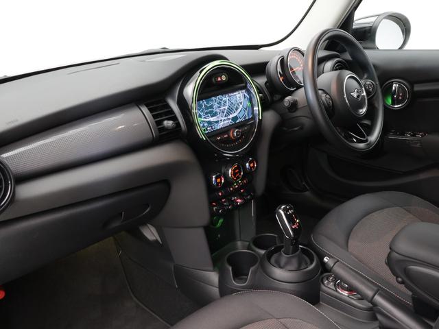 MINI クーパーD 認定中古車 2年保証 15インチAW 純正HDDナビゲーション リヤカメラ 前後センサー LEDヘッドライト 衝突警告 USB コンフォートアクセス ブラックリーフ&ミラーキャップ(4枚目)