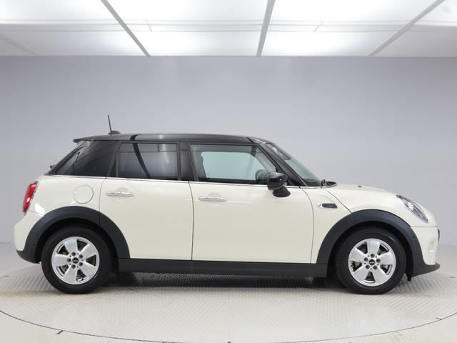 MINI クーパーD 認定中古車 2年保証 15インチAW 純正HDDナビゲーション リヤカメラ 前後センサー LEDヘッドライト 衝突警告 USB コンフォートアクセス ブラックリーフ&ミラーキャップ(6枚目)