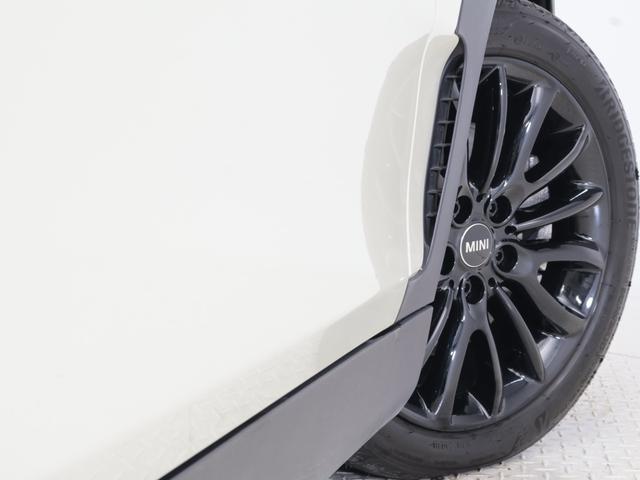 MINI クーパーSD クラブマン 認定中古車 2年保証 チェスターレザー フロント電動シート 17インチAW ヘッドアップディスプレイ アクティブクルーズコントロール リヤカメラ 前後センサー LEDヘッドライト 衝突軽減 車線逸脱(27枚目)