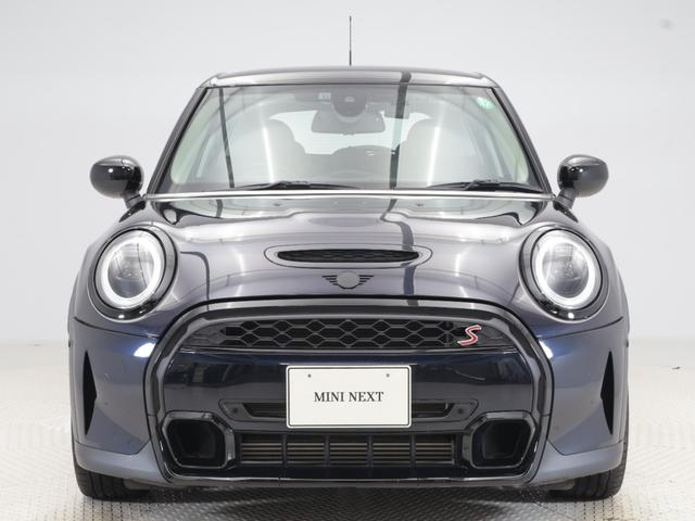 MINI クーパーS クラシック・トリム 認定中古車 2年保証 17インチAW クルーズコントロール ナビ非装着車 リヤカメラ 前後センサー LEDヘッドライト 衝突軽減 車線逸脱 USB コンフォートアクセス フロントシートヒーター(3枚目)