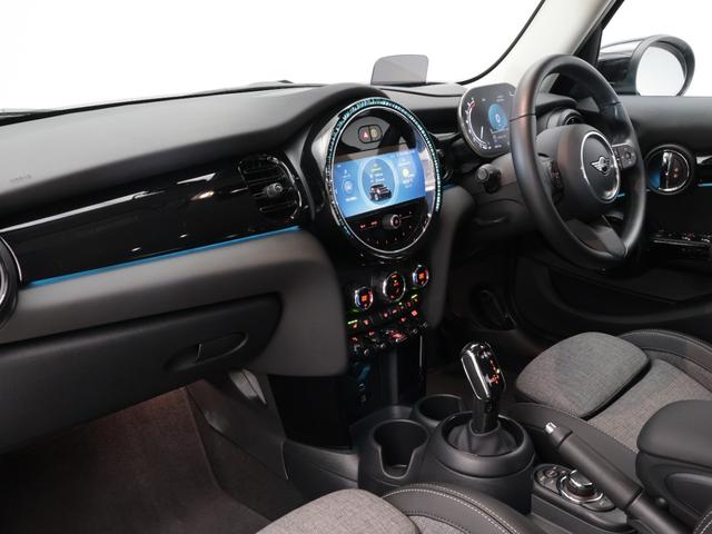 MINI クーパーS クラシック・トリム 認定中古車 2年保証 17インチAW クルーズコントロール ナビ非装着車 リヤカメラ 前後センサー LEDヘッドライト 衝突軽減 車線逸脱 USB コンフォートアクセス フロントシートヒーター(4枚目)