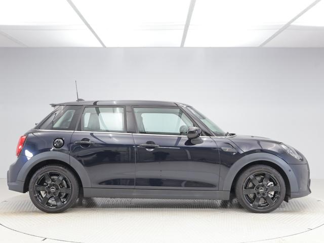 MINI クーパーS クラシック・トリム 認定中古車 2年保証 17インチAW クルーズコントロール ナビ非装着車 リヤカメラ 前後センサー LEDヘッドライト 衝突軽減 車線逸脱 USB コンフォートアクセス フロントシートヒーター(6枚目)