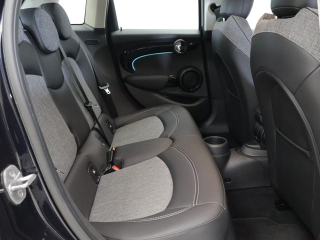 MINI クーパーS クラシック・トリム 認定中古車 2年保証 17インチAW クルーズコントロール ナビ非装着車 リヤカメラ 前後センサー LEDヘッドライト 衝突軽減 車線逸脱 USB コンフォートアクセス フロントシートヒーター(14枚目)