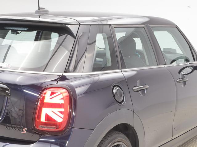 MINI クーパーS クラシック・トリム 認定中古車 2年保証 17インチAW クルーズコントロール ナビ非装着車 リヤカメラ 前後センサー LEDヘッドライト 衝突軽減 車線逸脱 USB コンフォートアクセス フロントシートヒーター(28枚目)