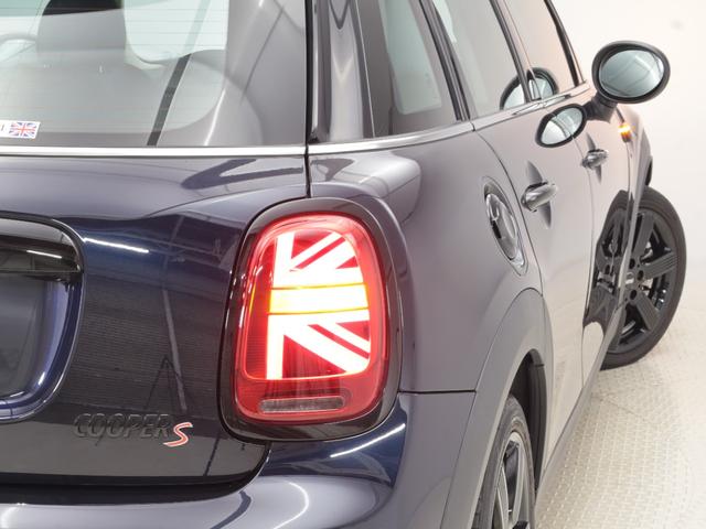 MINI クーパーS クラシック・トリム 認定中古車 2年保証 17インチAW クルーズコントロール ナビ非装着車 リヤカメラ 前後センサー LEDヘッドライト 衝突軽減 車線逸脱 USB コンフォートアクセス フロントシートヒーター(36枚目)
