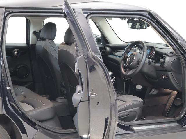 MINI クーパーS クラシック・トリム 認定中古車 2年保証 17インチAW クルーズコントロール ナビ非装着車 リヤカメラ 前後センサー LEDヘッドライト 衝突軽減 車線逸脱 USB コンフォートアクセス フロントシートヒーター(37枚目)