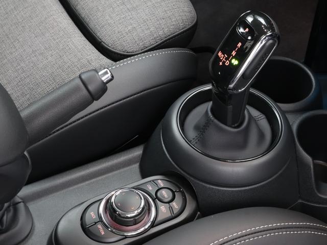 MINI クーパーS クラシック・トリム 認定中古車 2年保証 17インチAW クルーズコントロール ナビ非装着車 リヤカメラ 前後センサー LEDヘッドライト 衝突軽減 車線逸脱 USB コンフォートアクセス フロントシートヒーター(47枚目)