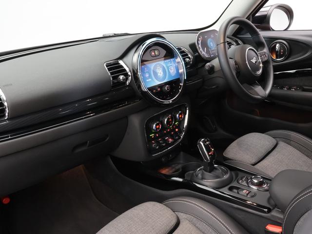 ＭＩＮＩ クーパー　クラブマン　クラシック・トリム　認定中古車　２年保証　スポーツシート　１７インチＡＷ　クルーズコントロール　リヤカメラ　前後センサー　ＬＥＤ　衝突警告　車線逸脱　フロントシートヒーター　コンフォートアクセス　純正ＨＤＤナビゲーション（4枚目）