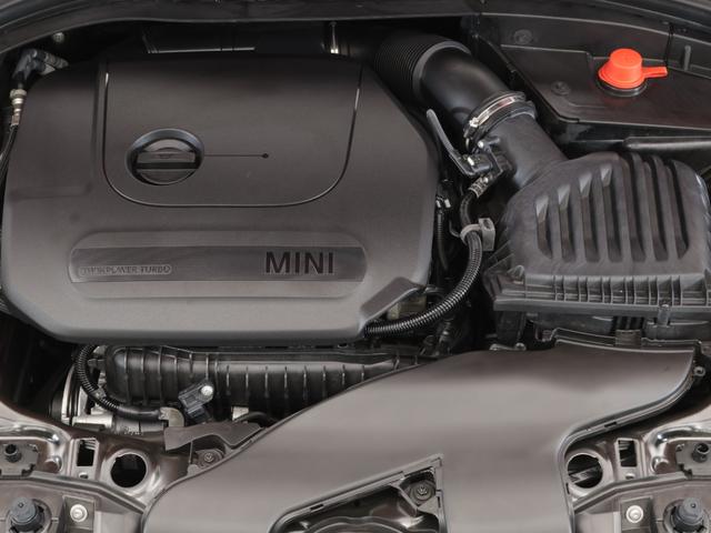 ＭＩＮＩ クーパー　クラブマン　クラシック・トリム　認定中古車　２年保証　スポーツシート　１７インチＡＷ　クルーズコントロール　リヤカメラ　前後センサー　ＬＥＤ　衝突警告　車線逸脱　フロントシートヒーター　コンフォートアクセス　純正ＨＤＤナビゲーション（5枚目）