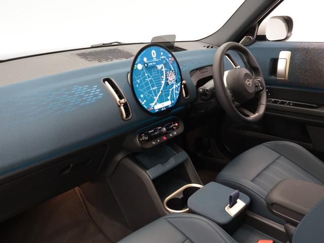 ＭＩＮＩ カントリーマンＤ　フェイバリット・トリム　認定中古車　２年保証　フェイバードトリム　パノラマサンルーフ　１９インチＡＷ　アクティブクルーズコントロール　Ｈａｒｍａｎ／Ｋａｒｄｏｎ　ヘッドアップディスプレイ　全周囲カメラ　衝突軽減　車線逸脱（4枚目）