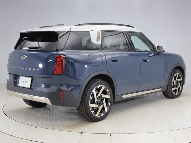 ＭＩＮＩ カントリーマンＤ　フェイバリット・トリム　認定中古車　２年保証　フェイバードトリム　パノラマサンルーフ　１９インチＡＷ　アクティブクルーズコントロール　Ｈａｒｍａｎ／Ｋａｒｄｏｎ　ヘッドアップディスプレイ　全周囲カメラ　衝突軽減　車線逸脱（9枚目）