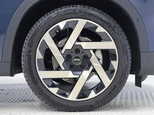 ＭＩＮＩ カントリーマンＤ　フェイバリット・トリム　認定中古車　２年保証　フェイバードトリム　パノラマサンルーフ　１９インチＡＷ　アクティブクルーズコントロール　Ｈａｒｍａｎ／Ｋａｒｄｏｎ　ヘッドアップディスプレイ　全周囲カメラ　衝突軽減　車線逸脱（10枚目）