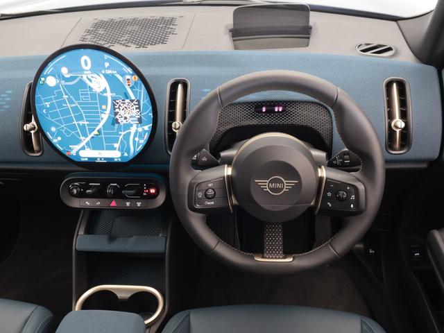 ＭＩＮＩ カントリーマンＤ　フェイバリット・トリム　認定中古車　２年保証　フェイバードトリム　パノラマサンルーフ　１９インチＡＷ　アクティブクルーズコントロール　Ｈａｒｍａｎ／Ｋａｒｄｏｎ　ヘッドアップディスプレイ　全周囲カメラ　衝突軽減　車線逸脱（11枚目）