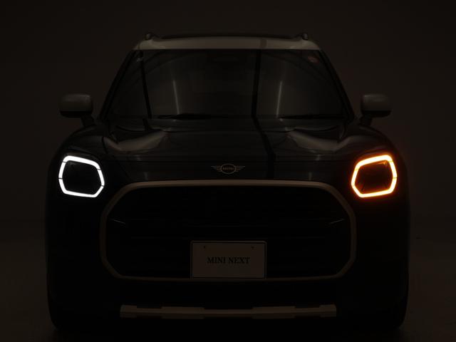 ＭＩＮＩ カントリーマンＤ　フェイバリット・トリム　認定中古車　２年保証　フェイバードトリム　パノラマサンルーフ　１９インチＡＷ　アクティブクルーズコントロール　Ｈａｒｍａｎ／Ｋａｒｄｏｎ　ヘッドアップディスプレイ　全周囲カメラ　衝突軽減　車線逸脱（24枚目）