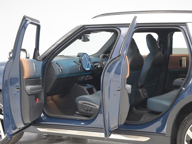 ＭＩＮＩ カントリーマンＤ　フェイバリット・トリム　認定中古車　２年保証　フェイバードトリム　パノラマサンルーフ　１９インチＡＷ　アクティブクルーズコントロール　Ｈａｒｍａｎ／Ｋａｒｄｏｎ　ヘッドアップディスプレイ　全周囲カメラ　衝突軽減　車線逸脱（41枚目）