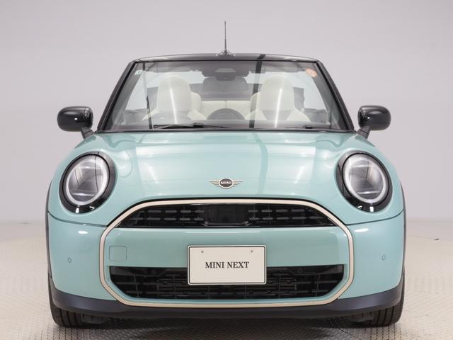 ＭＩＮＩ クーパーＣ　コンバーチブル　フェイバリット・トリム　認定中古車　２年保証　フェイバードトリム　ベージュ内装　１７インチＡＷ　アクティブクルーズコントロール　全周囲カメラ　前後センサー　アダプティブＬＥＤ　衝突軽減　車線逸脱　ステアリングヒーター（3枚目）