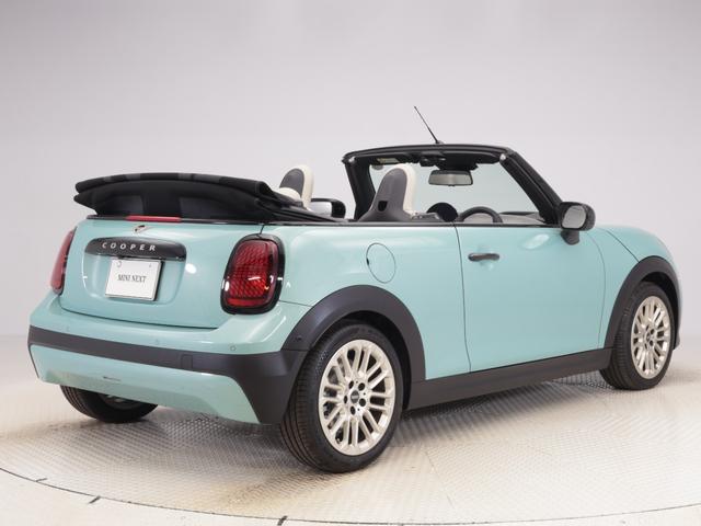ＭＩＮＩ クーパーＣ　コンバーチブル　フェイバリット・トリム　認定中古車　２年保証　フェイバードトリム　ベージュ内装　１７インチＡＷ　アクティブクルーズコントロール　全周囲カメラ　前後センサー　アダプティブＬＥＤ　衝突軽減　車線逸脱　ステアリングヒーター（9枚目）