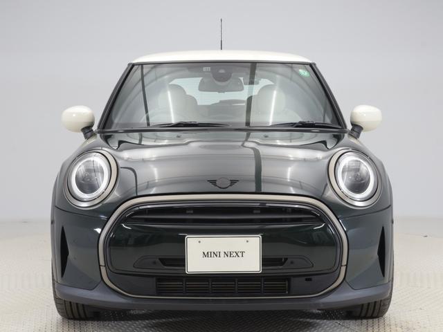 ＭＩＮＩ クーパー　レゾリュート・エディション　認定中古車　２年保証　ＲＥＳＯＬＵＴＥ　ＥＤＩＴＩＯＮ　１８インチＡＷ　クルーズコントロール　ヘッドアップディスプレイ　ナビ非装着　リヤカメラ　前後センサー　衝突軽減　車線逸脱　フロントシートヒーター（3枚目）