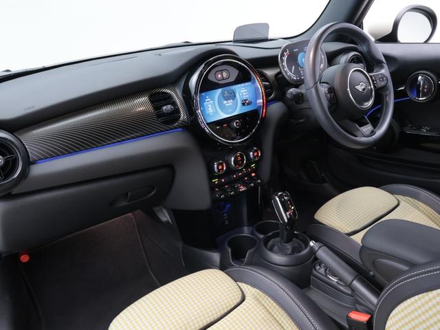 ＭＩＮＩ クーパー　レゾリュート・エディション　認定中古車　２年保証　ＲＥＳＯＬＵＴＥ　ＥＤＩＴＩＯＮ　１８インチＡＷ　クルーズコントロール　ヘッドアップディスプレイ　ナビ非装着　リヤカメラ　前後センサー　衝突軽減　車線逸脱　フロントシートヒーター（4枚目）