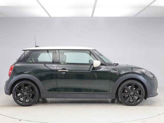 ＭＩＮＩ クーパー　レゾリュート・エディション　認定中古車　２年保証　ＲＥＳＯＬＵＴＥ　ＥＤＩＴＩＯＮ　１８インチＡＷ　クルーズコントロール　ヘッドアップディスプレイ　ナビ非装着　リヤカメラ　前後センサー　衝突軽減　車線逸脱　フロントシートヒーター（6枚目）