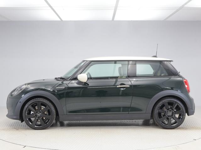 ＭＩＮＩ クーパー　レゾリュート・エディション　認定中古車　２年保証　ＲＥＳＯＬＵＴＥ　ＥＤＩＴＩＯＮ　１８インチＡＷ　クルーズコントロール　ヘッドアップディスプレイ　ナビ非装着　リヤカメラ　前後センサー　衝突軽減　車線逸脱　フロントシートヒーター（7枚目）