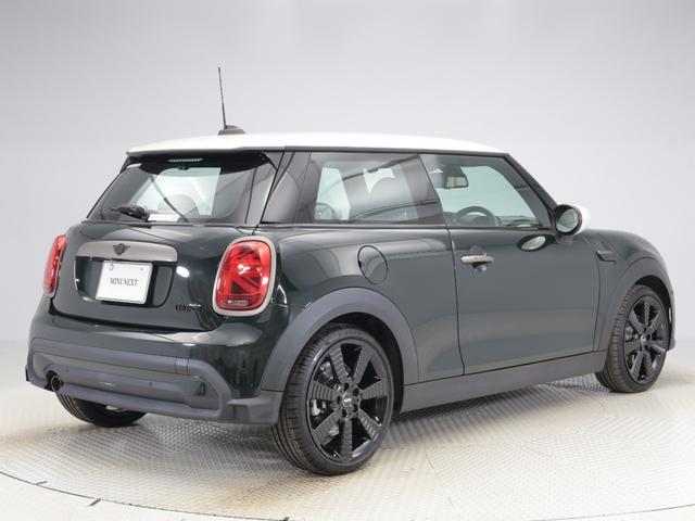 ＭＩＮＩ クーパー　レゾリュート・エディション　認定中古車　２年保証　ＲＥＳＯＬＵＴＥ　ＥＤＩＴＩＯＮ　１８インチＡＷ　クルーズコントロール　ヘッドアップディスプレイ　ナビ非装着　リヤカメラ　前後センサー　衝突軽減　車線逸脱　フロントシートヒーター（9枚目）