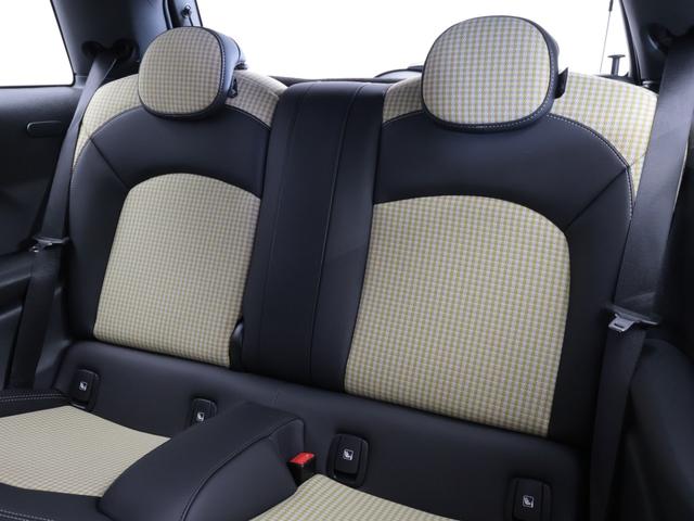 ＭＩＮＩ クーパー　レゾリュート・エディション　認定中古車　２年保証　ＲＥＳＯＬＵＴＥ　ＥＤＩＴＩＯＮ　１８インチＡＷ　クルーズコントロール　ヘッドアップディスプレイ　ナビ非装着　リヤカメラ　前後センサー　衝突軽減　車線逸脱　フロントシートヒーター（15枚目）