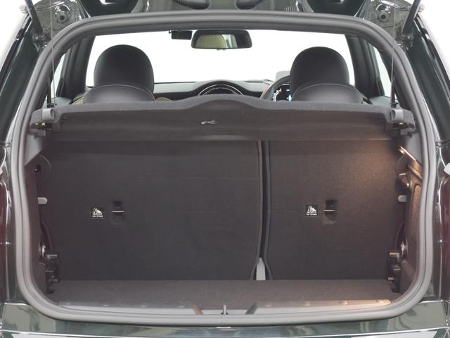 ＭＩＮＩ クーパー　レゾリュート・エディション　認定中古車　２年保証　ＲＥＳＯＬＵＴＥ　ＥＤＩＴＩＯＮ　１８インチＡＷ　クルーズコントロール　ヘッドアップディスプレイ　ナビ非装着　リヤカメラ　前後センサー　衝突軽減　車線逸脱　フロントシートヒーター（16枚目）